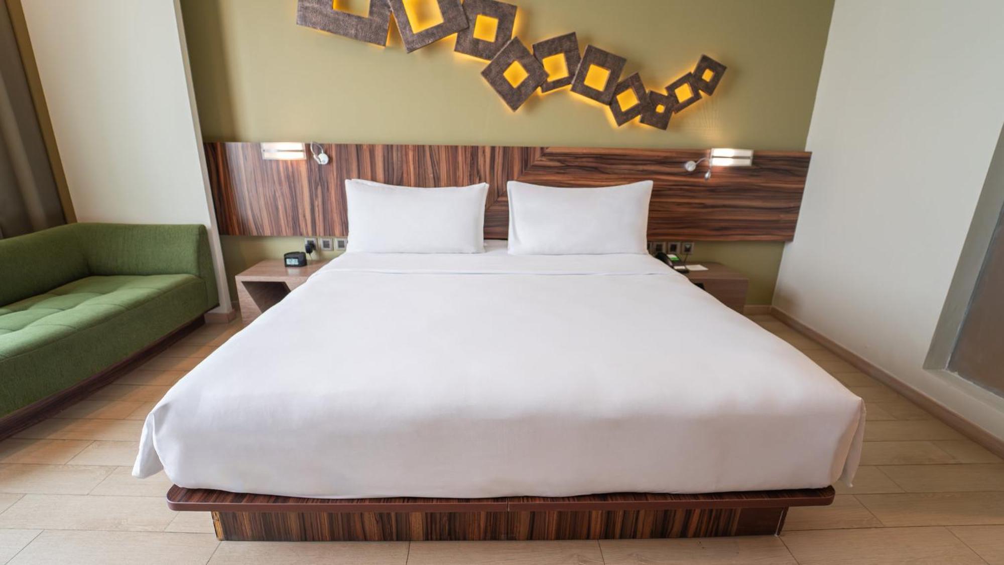 Holiday Inn Cikarang Jababeka By Ihg Екстериор снимка